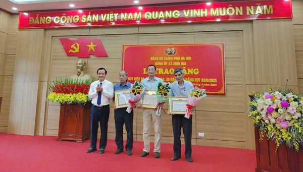 Xã Suối Hai tổ chức lễ trao huy hiệu Đảng đợt 2/9/2025- Ảnh 2.