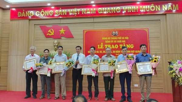Xã Suối Hai tổ chức lễ trao huy hiệu Đảng đợt 2/9/2025- Ảnh 3.