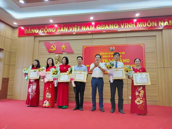 Xã Suối Hai tổ chức lễ trao huy hiệu Đảng đợt 2/9/2025- Ảnh 4.