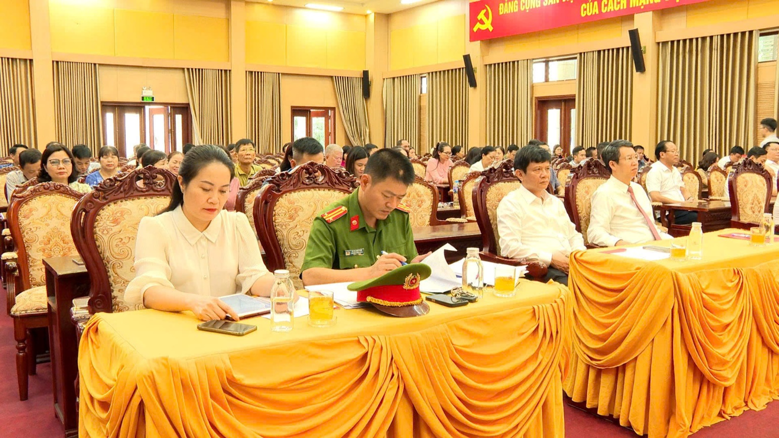 Đảng ủy xã Hoài Đức khen thưởng 10 tập thể, 21 cá nhân có thành tích xuất sắc trong công tác tổ chức Đại hội đại biểu Đảng bộ xã lần thứ I- Ảnh 2.