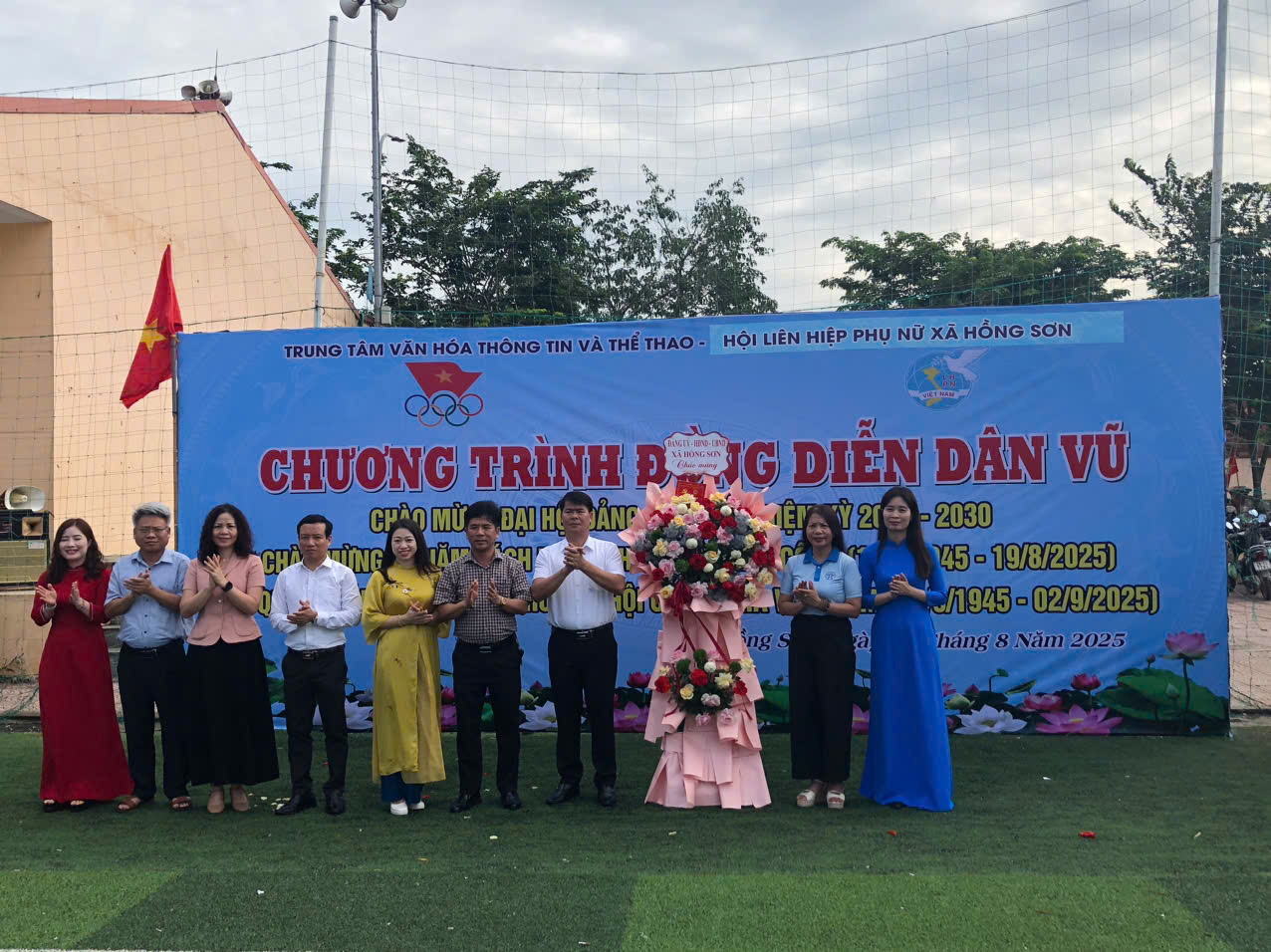 Đồng diễn dân vũ chào mừng thành công Đại hội Đảng bộ xã Hồng Sơn lần thứ I, nhiệm kỳ 2025-2030; Kỷ niệm 80 năm Cách mạng Tháng Tám và Quốc khánh 02/9- Ảnh 1.