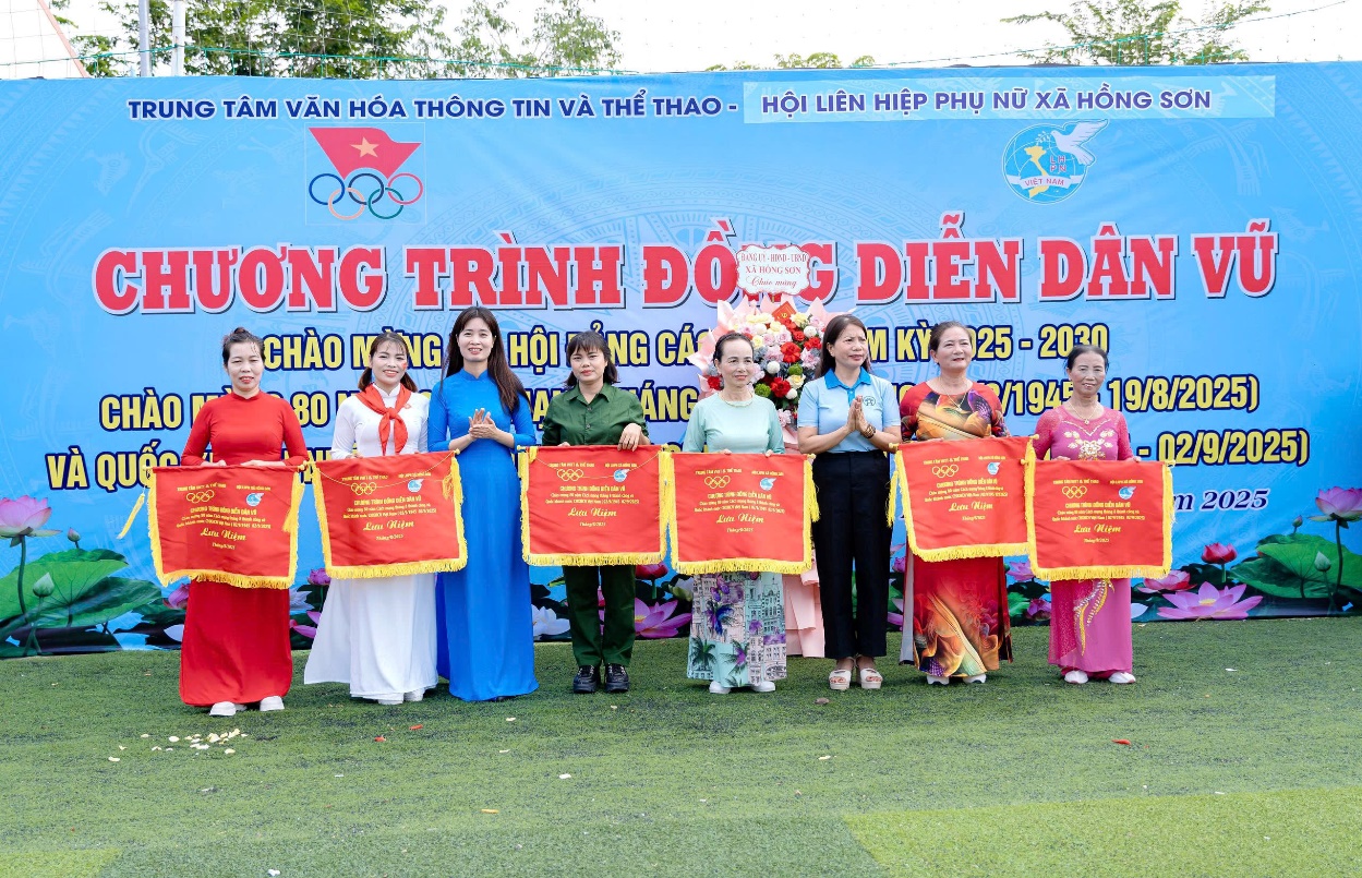 Đồng diễn dân vũ chào mừng thành công Đại hội Đảng bộ xã Hồng Sơn lần thứ I, nhiệm kỳ 2025-2030; Kỷ niệm 80 năm Cách mạng Tháng Tám và Quốc khánh 02/9- Ảnh 2.