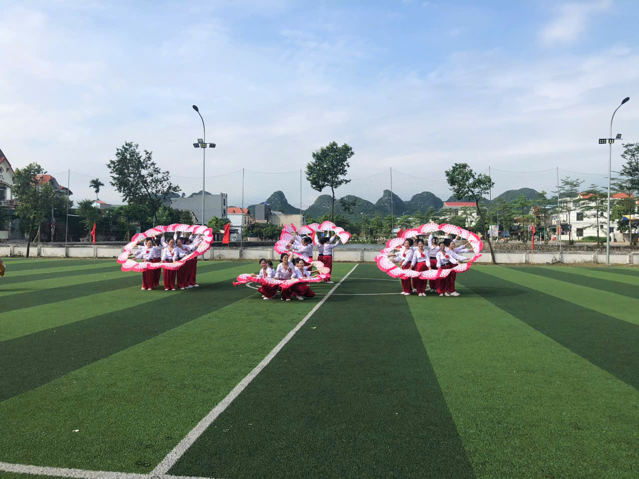 Đồng diễn dân vũ chào mừng thành công Đại hội Đảng bộ xã Hồng Sơn lần thứ I, nhiệm kỳ 2025-2030; Kỷ niệm 80 năm Cách mạng Tháng Tám và Quốc khánh 02/9- Ảnh 4.