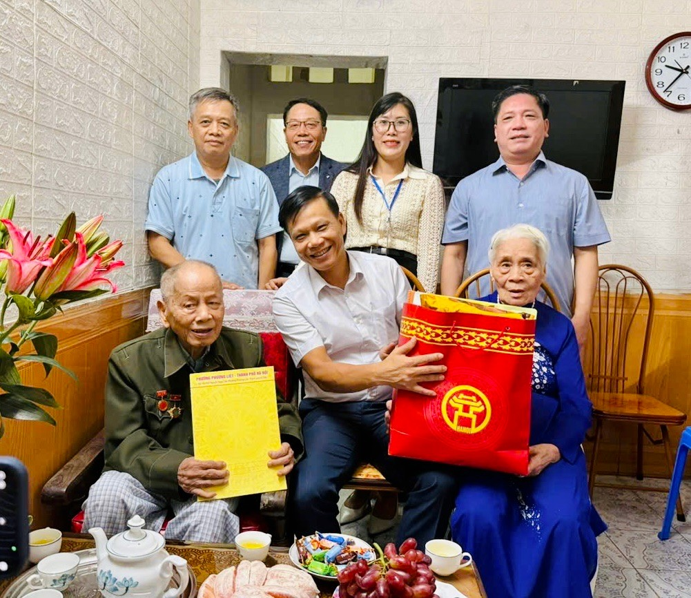 Lãnh đạo phường Phương Liệt thăm hỏi, tặng quà người có công với cách mạng, nhân dịp Quốc Khánh 2/9- Ảnh 2.