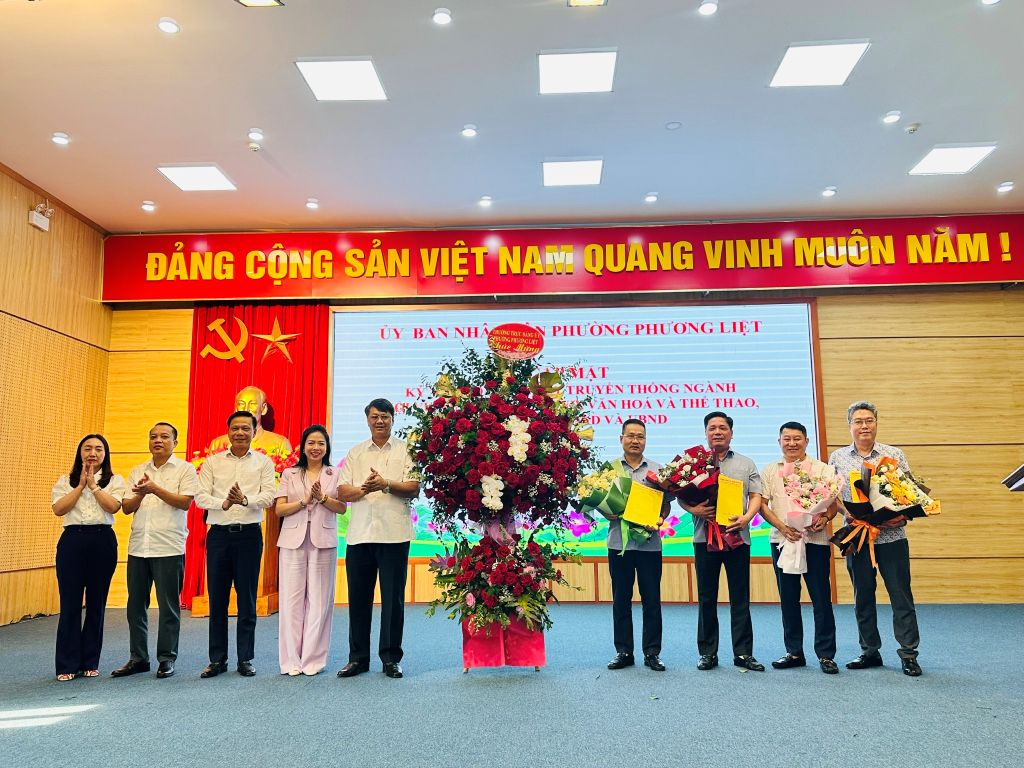 Phường Phương Liệt tổ chức Gặp mặt kỷ niệm 80 năm truyền thống ngành Nội vụ, Tư pháp, Tài chính, Văn hóa và Thể thao, Văn phòng HĐND và UBND- Ảnh 1.