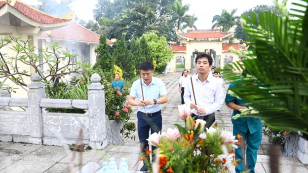 Đảng ủy,  HĐND, UBND, UB MTTQ xã tổ chức lễ dâng hoa, dâng hương viếng Nghĩa trang Liệt sĩ nhân kỷ niệm 80 năm Quốc khánh nước CHXH Chủ nghĩa Việt Nam (02/9/1945 - 02/9/2025)- Ảnh 5.
