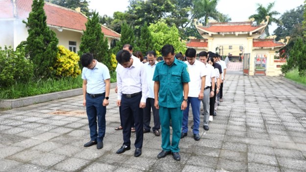 Đảng ủy,  HĐND, UBND, UB MTTQ xã tổ chức lễ dâng hoa, dâng hương viếng Nghĩa trang Liệt sĩ nhân kỷ niệm 80 năm Quốc khánh nước CHXH Chủ nghĩa Việt Nam (02/9/1945 - 02/9/2025)- Ảnh 7.