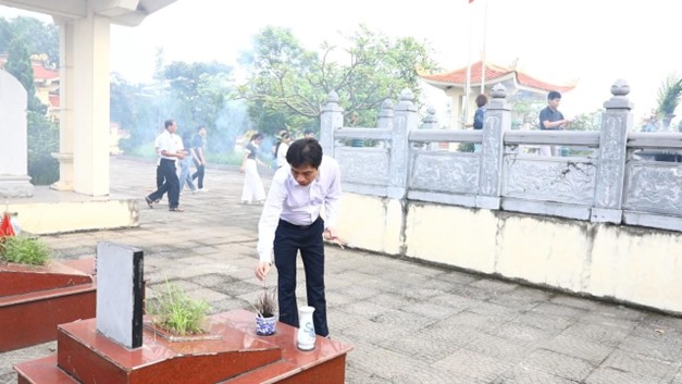 Đảng ủy,  HĐND, UBND, UB MTTQ xã tổ chức lễ dâng hoa, dâng hương viếng Nghĩa trang Liệt sĩ nhân kỷ niệm 80 năm Quốc khánh nước CHXH Chủ nghĩa Việt Nam (02/9/1945 - 02/9/2025)- Ảnh 8.
