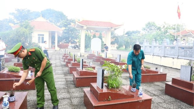 Đảng ủy,  HĐND, UBND, UB MTTQ xã tổ chức lễ dâng hoa, dâng hương viếng Nghĩa trang Liệt sĩ nhân kỷ niệm 80 năm Quốc khánh nước CHXH Chủ nghĩa Việt Nam (02/9/1945 - 02/9/2025)- Ảnh 9.
