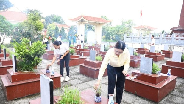 Đảng ủy,  HĐND, UBND, UB MTTQ xã tổ chức lễ dâng hoa, dâng hương viếng Nghĩa trang Liệt sĩ nhân kỷ niệm 80 năm Quốc khánh nước CHXH Chủ nghĩa Việt Nam (02/9/1945 - 02/9/2025)- Ảnh 11.