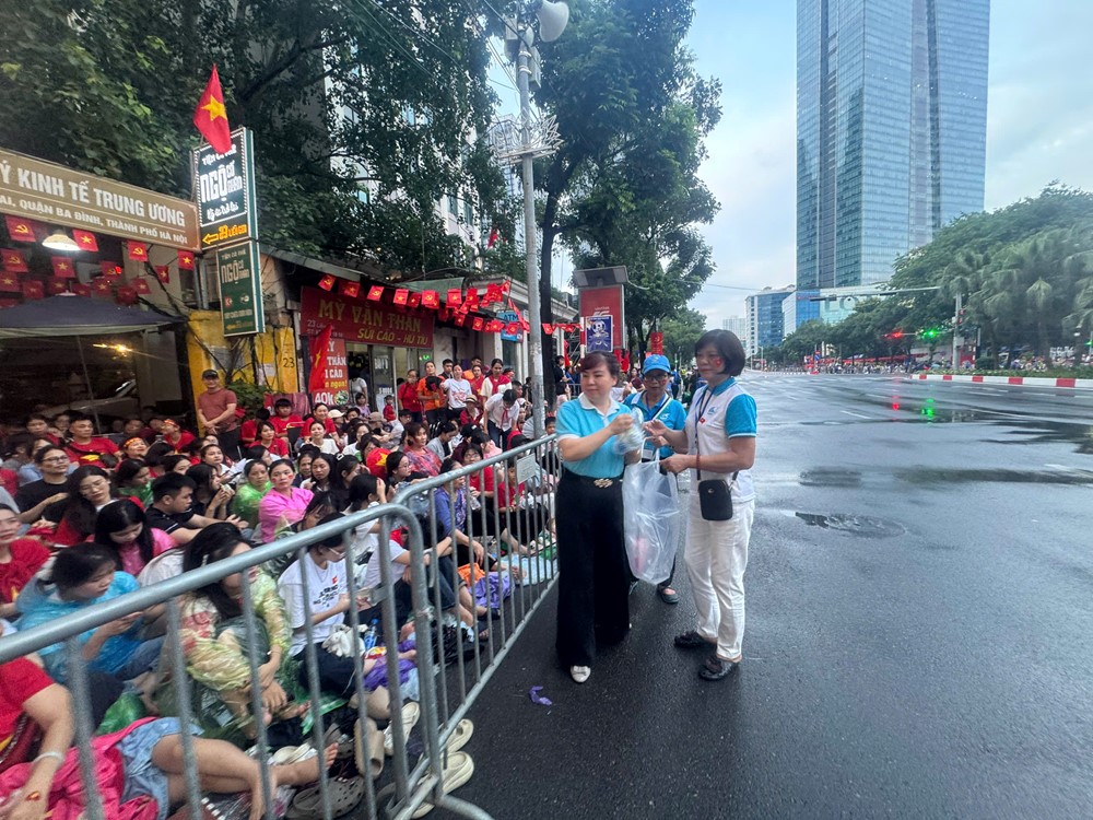 Hội LHPN Ngọc Hà: Gửi tặng hàng trăm suất ăn sáng tới lực lượng làm nhiệm vụ và người dân xem diễu binh, diễu hành- Ảnh 9.