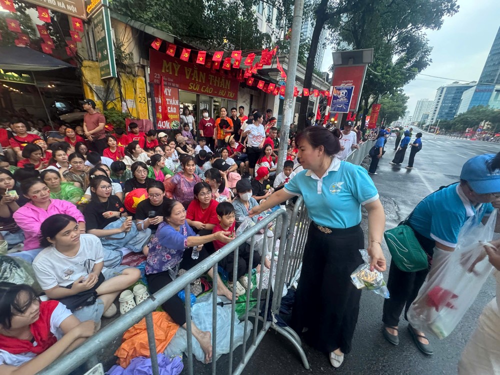 Hội LHPN Ngọc Hà: Gửi tặng hàng trăm suất ăn sáng tới lực lượng làm nhiệm vụ và người dân xem diễu binh, diễu hành- Ảnh 8.