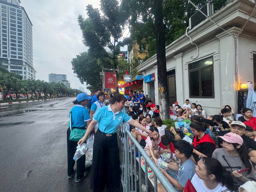Hội LHPN Ngọc Hà: Gửi tặng hàng trăm suất ăn sáng tới lực lượng làm nhiệm vụ và người dân xem diễu binh, diễu hành- Ảnh 7.