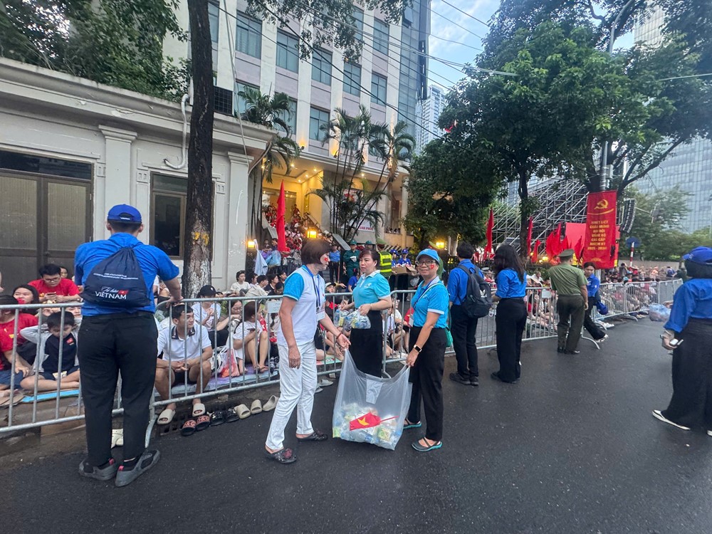 Hội LHPN Ngọc Hà: Gửi tặng hàng trăm suất ăn sáng tới lực lượng làm nhiệm vụ và người dân xem diễu binh, diễu hành- Ảnh 4.