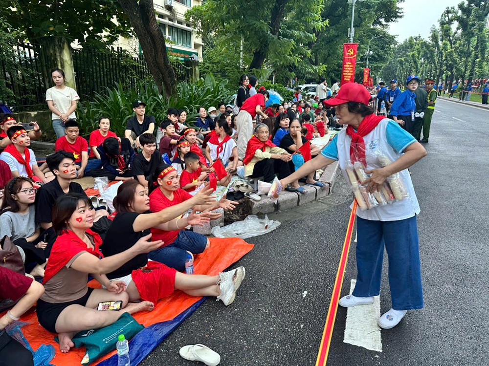 Hội LHPN Ngọc Hà: Gửi tặng hàng trăm suất ăn sáng tới lực lượng làm nhiệm vụ và người dân xem diễu binh, diễu hành- Ảnh 3.