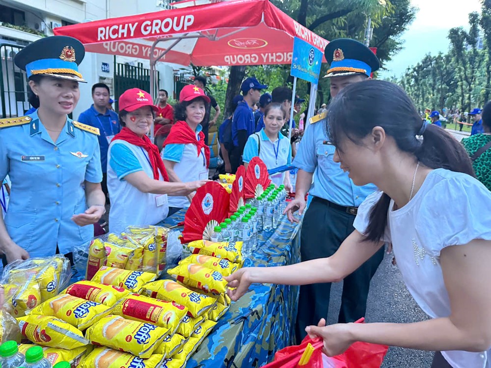 Hội LHPN Ngọc Hà: Gửi tặng hàng trăm suất ăn sáng tới lực lượng làm nhiệm vụ và người dân xem diễu binh, diễu hành- Ảnh 1.
