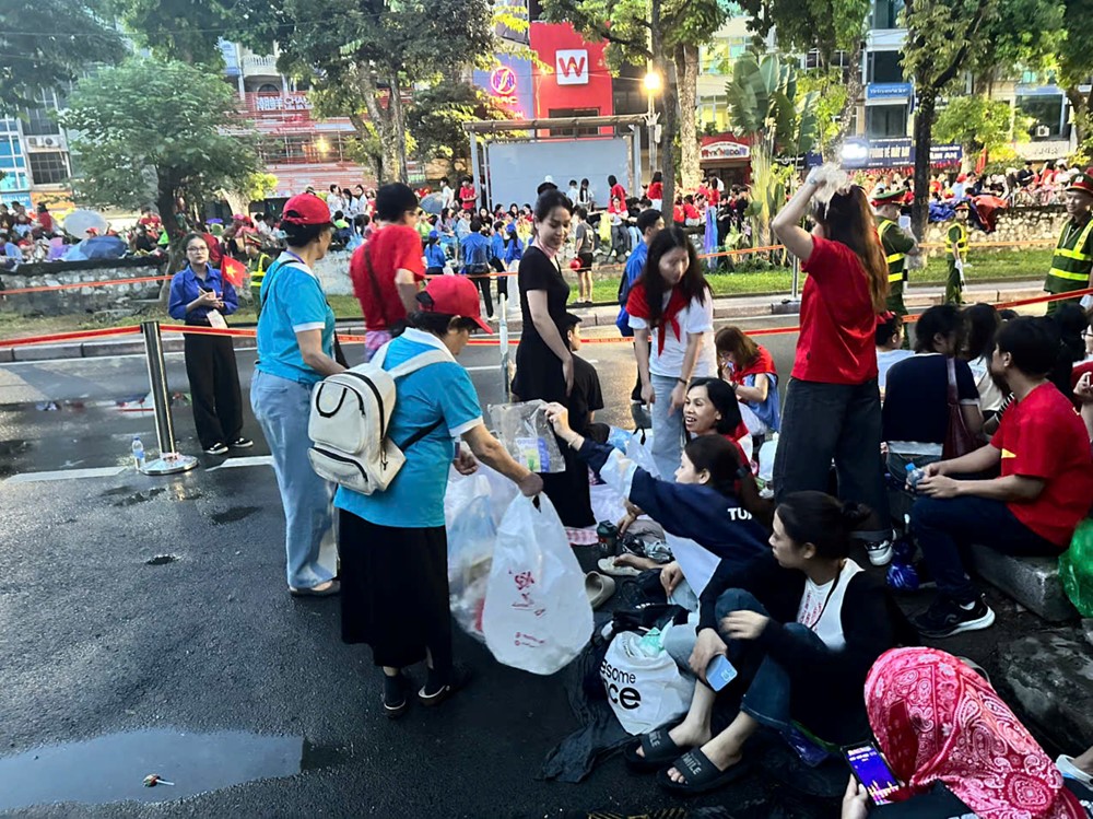 Hội LHPN Ngọc Hà: Gửi tặng hàng trăm suất ăn sáng tới lực lượng làm nhiệm vụ và người dân xem diễu binh, diễu hành- Ảnh 15.