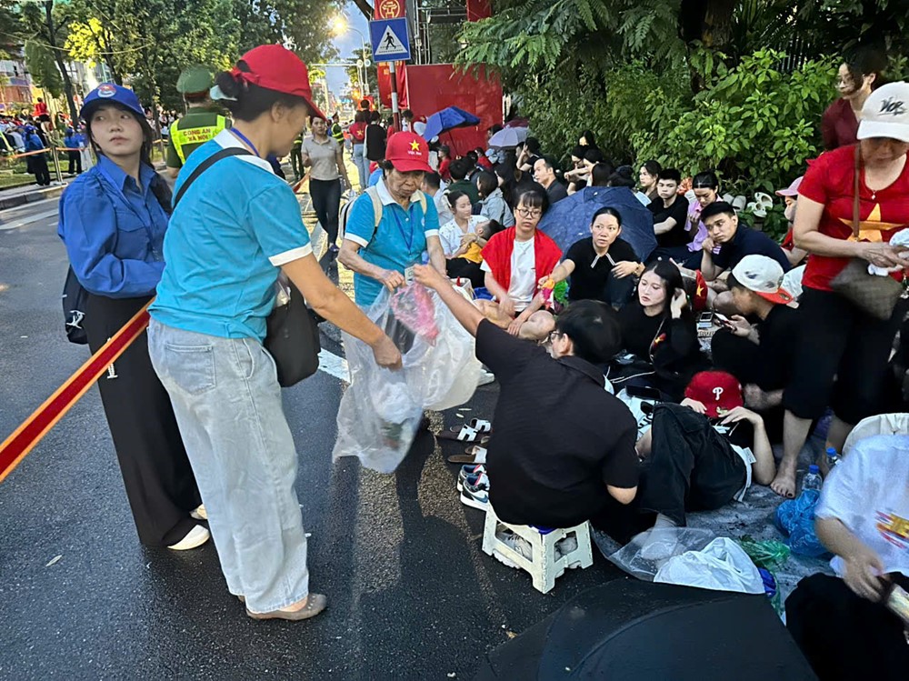 Hội LHPN Ngọc Hà: Gửi tặng hàng trăm suất ăn sáng tới lực lượng làm nhiệm vụ và người dân xem diễu binh, diễu hành- Ảnh 14.