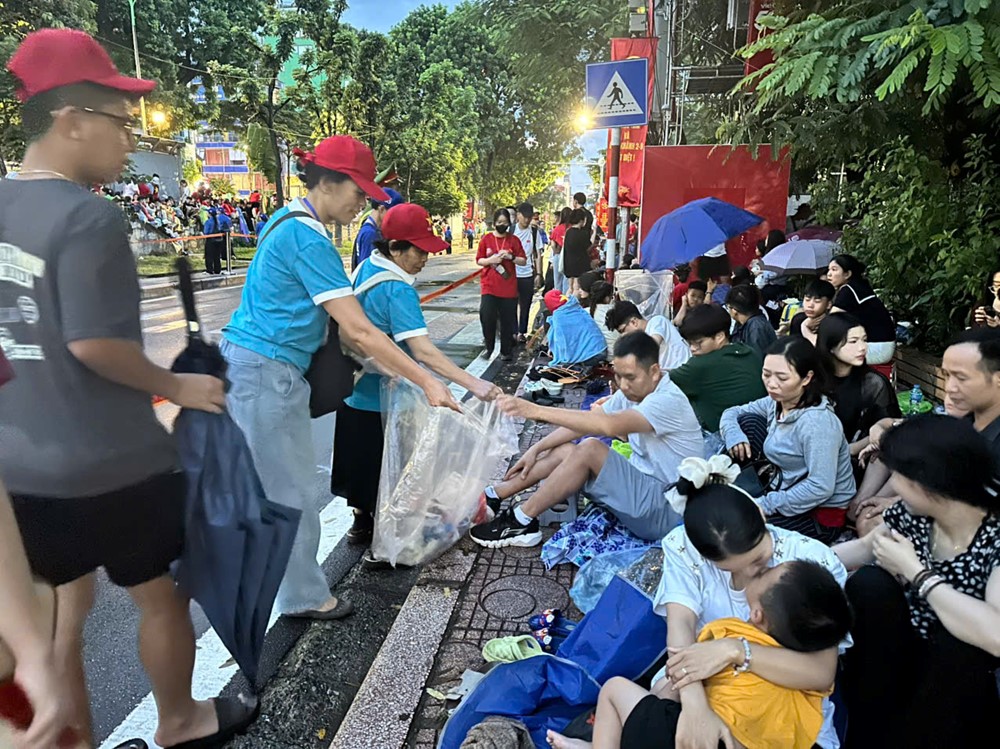 Hội LHPN Ngọc Hà: Gửi tặng hàng trăm suất ăn sáng tới lực lượng làm nhiệm vụ và người dân xem diễu binh, diễu hành- Ảnh 11.