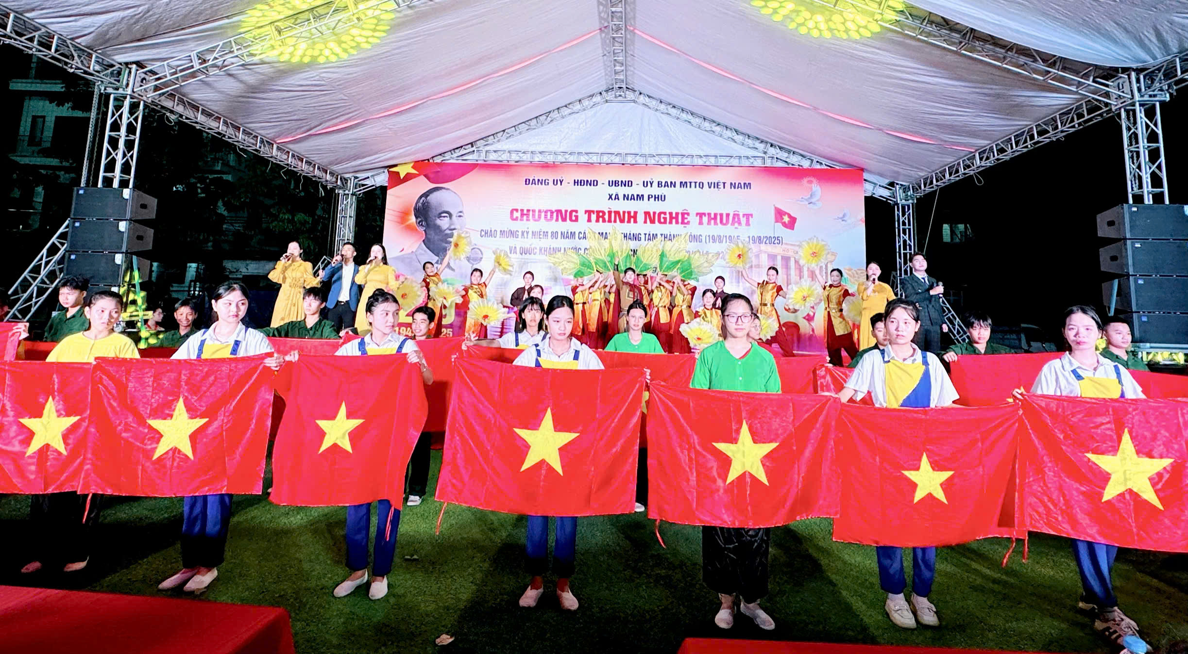 Mãn nhãn với “bữa tiệc” nghệ thuật “Mùa thu lịch sử - Đất nước vùng lên”