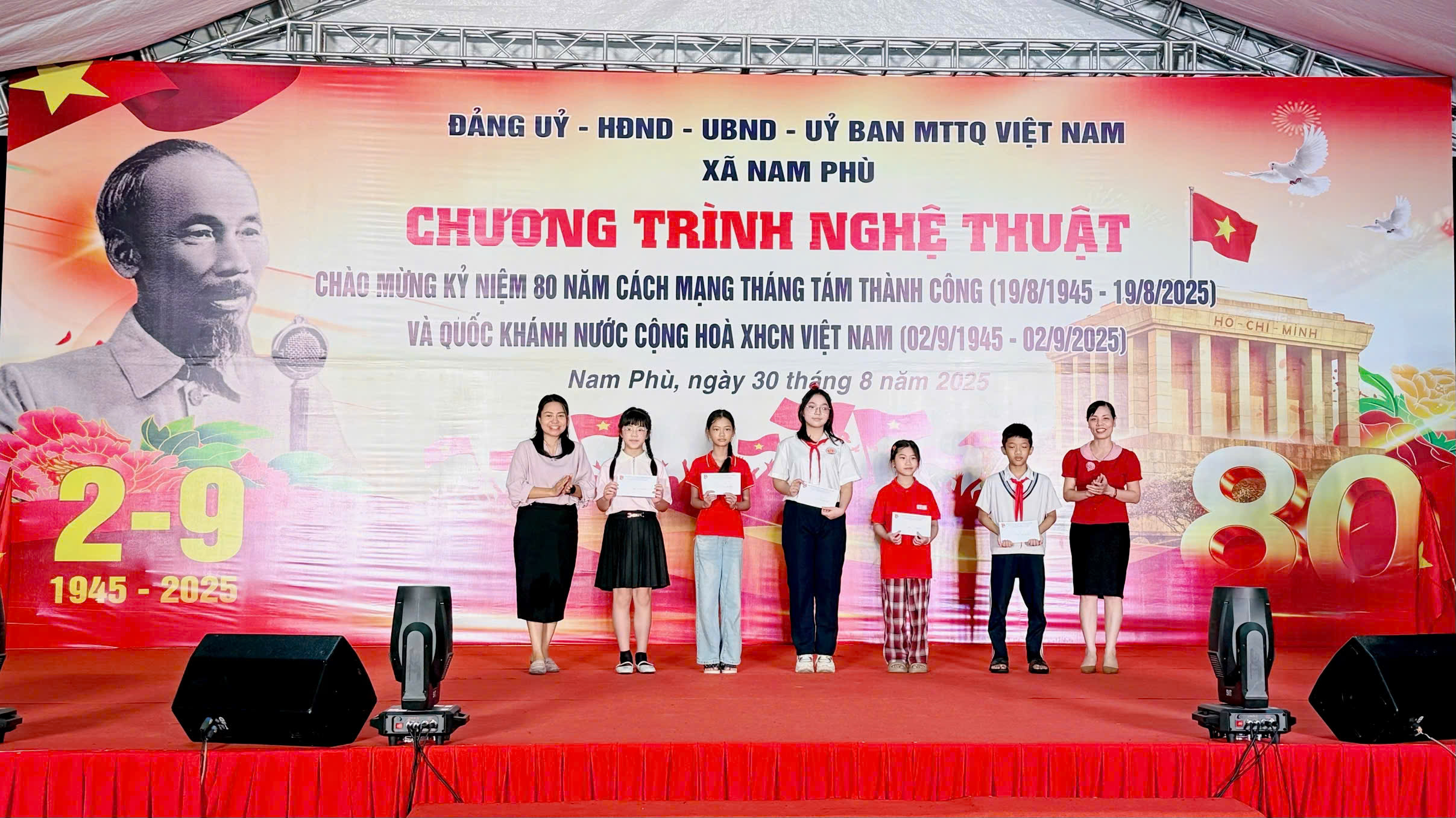 Trao giải Hội thi vẽ tranh với chủ đề “Nam Phù trong tôi” Trao giải Hội thi vẽ tranh với chủ đề “Nam Phù trong tôi”