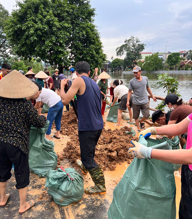 CHÍNH QUYỀN VÀ NHÂN DÂN XÃ HẠ BẰNG TIẾP TỤC GIA CỐ ĐÊ SÔNG TÍCH ỨNG PHÓ MƯA LỚN- Ảnh 1.