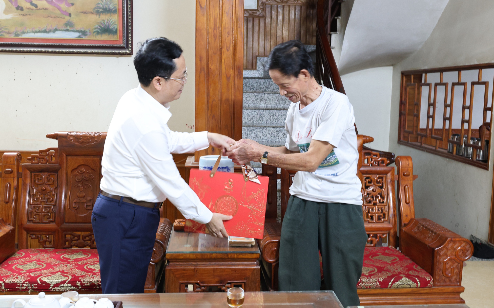 Đồng chí Phó Bí thư thường trực Đảng ủy xã Đinh Ngọc Thức thăm tặng quà người có công tại thôn Thanh Vân