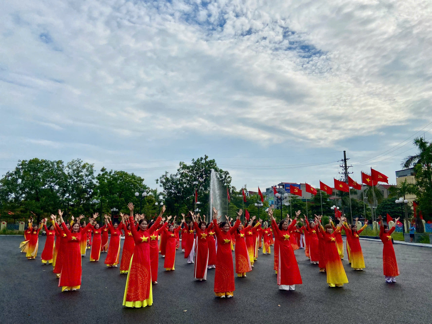 Hội LHPN xã Đan Phượng đồng diễn Dân vũ và gắn biển công trình chào mừng Kỷ niệm các ngày lễ lớn của đất nước.- Ảnh 1.