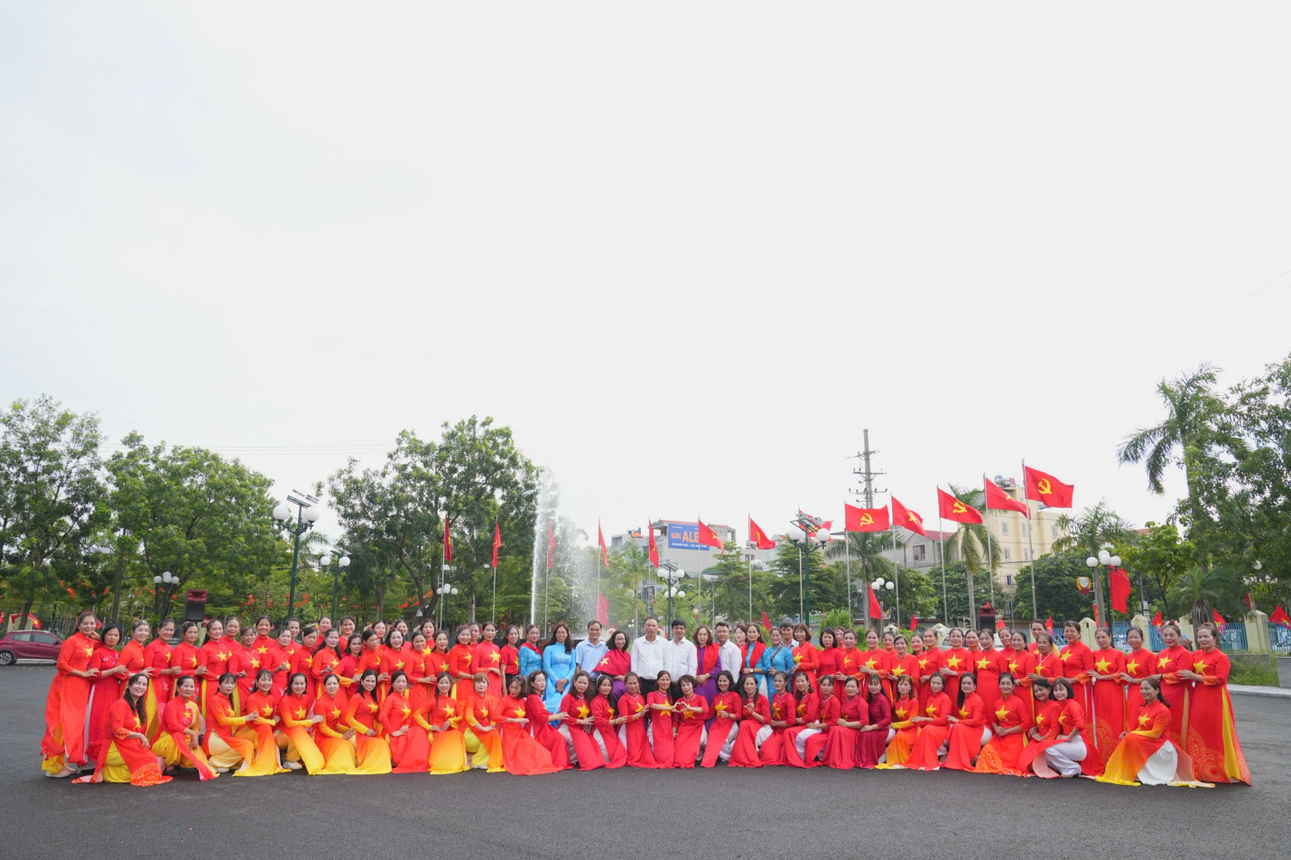 Hội LHPN xã Đan Phượng đồng diễn Dân vũ và gắn biển công trình chào mừng Kỷ niệm các ngày lễ lớn của đất nước.- Ảnh 2.