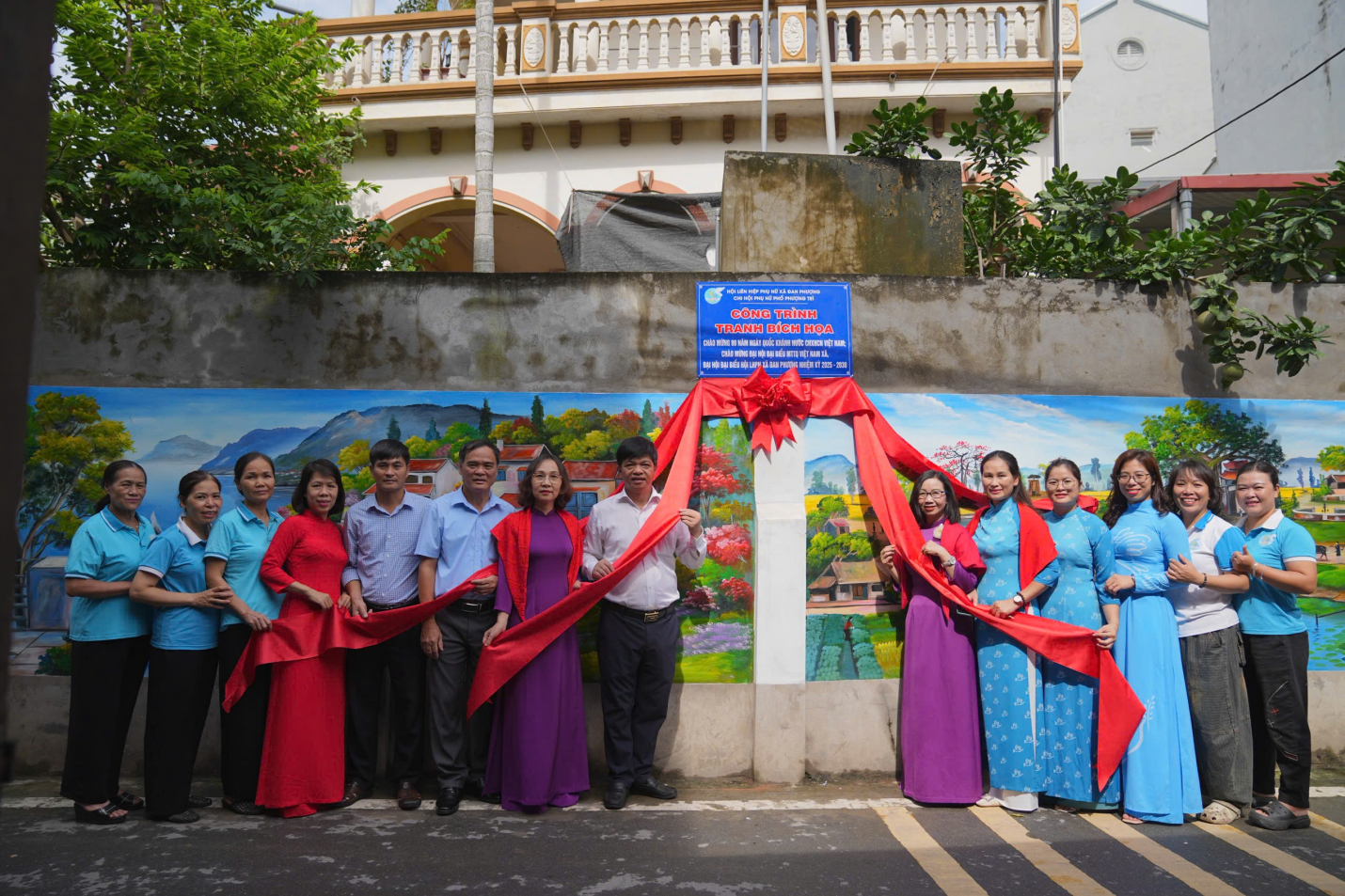 Hội LHPN xã Đan Phượng đồng diễn Dân vũ và gắn biển công trình chào mừng Kỷ niệm các ngày lễ lớn của đất nước.- Ảnh 3.