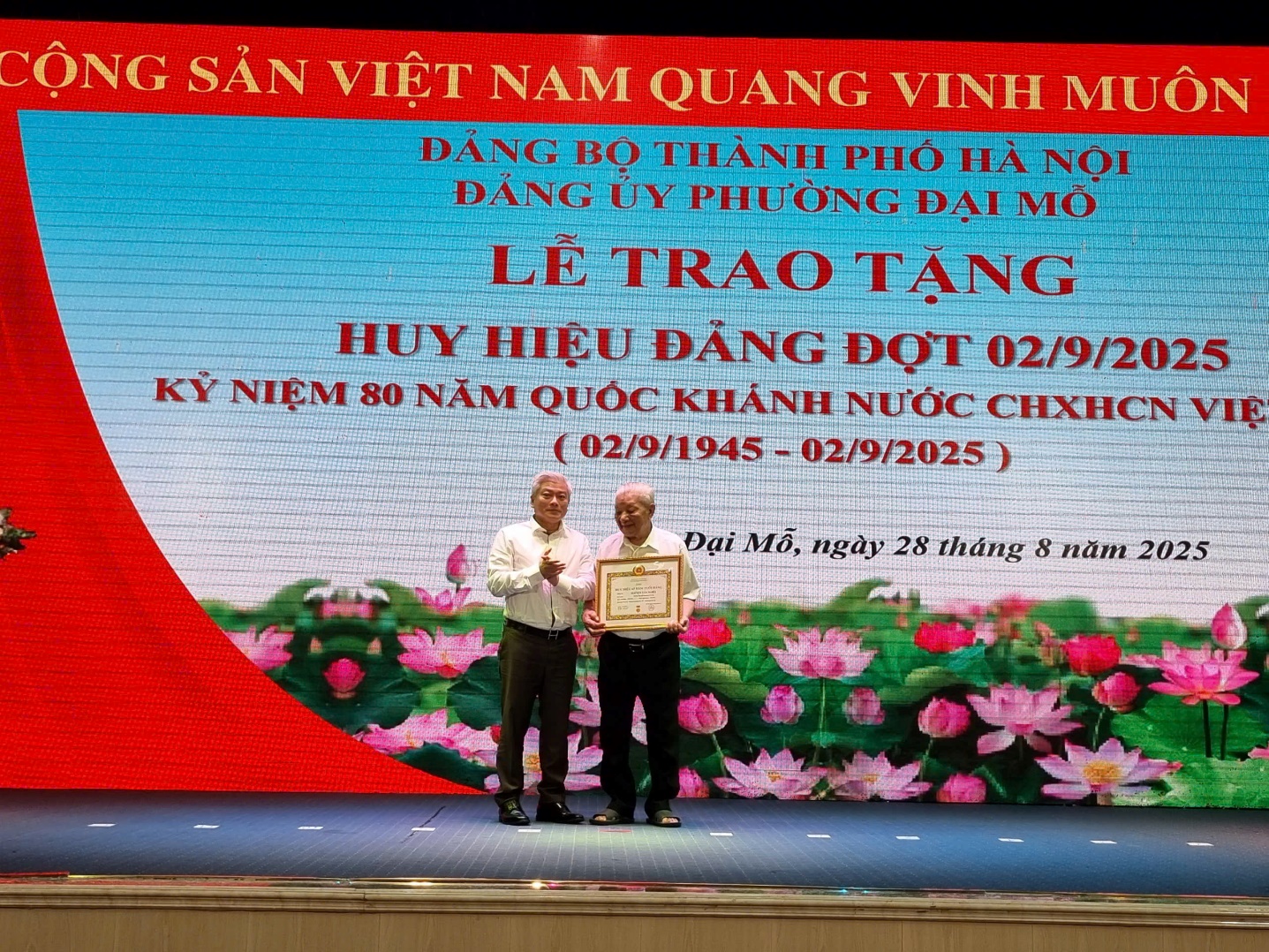 103 đảng viên phường Đại Mỗ được nhận Huy hiệu Đảng đợt 02/9/2025- Ảnh 5.