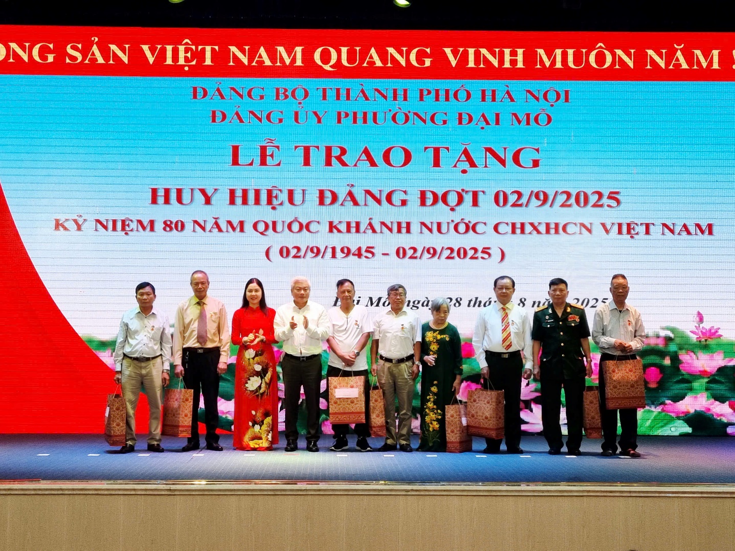 103 đảng viên phường Đại Mỗ được nhận Huy hiệu Đảng đợt 02/9/2025- Ảnh 7.