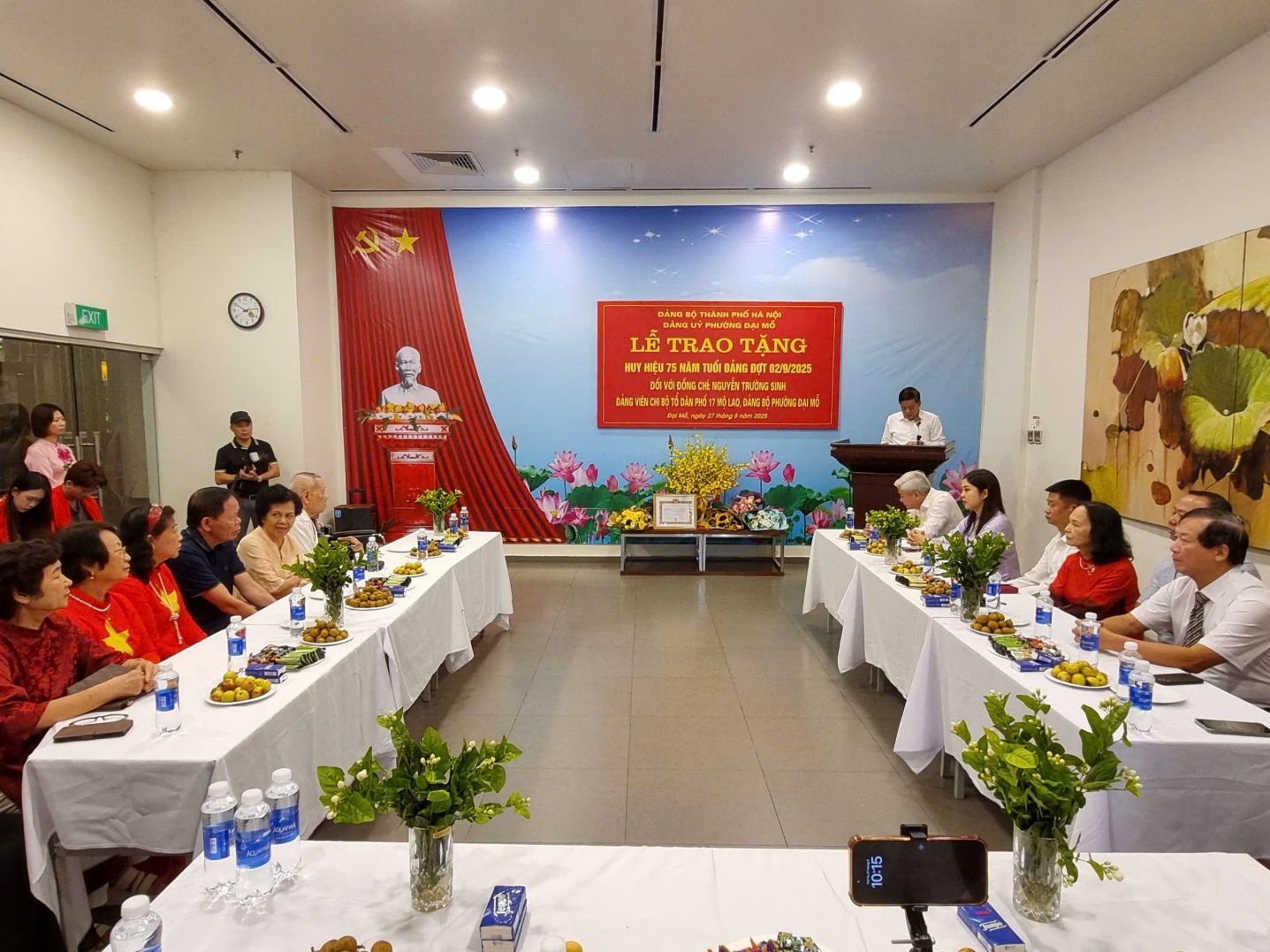 Đảng ủy phường Đại Mỗ trao tặng Huy hiệu 75 năm tuổi Đảng cho đồng chí Nguyễn Trường Sinh- Ảnh 1.