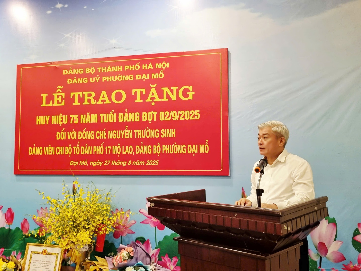 Đảng ủy phường Đại Mỗ trao tặng Huy hiệu 75 năm tuổi Đảng cho đồng chí Nguyễn Trường Sinh- Ảnh 3.