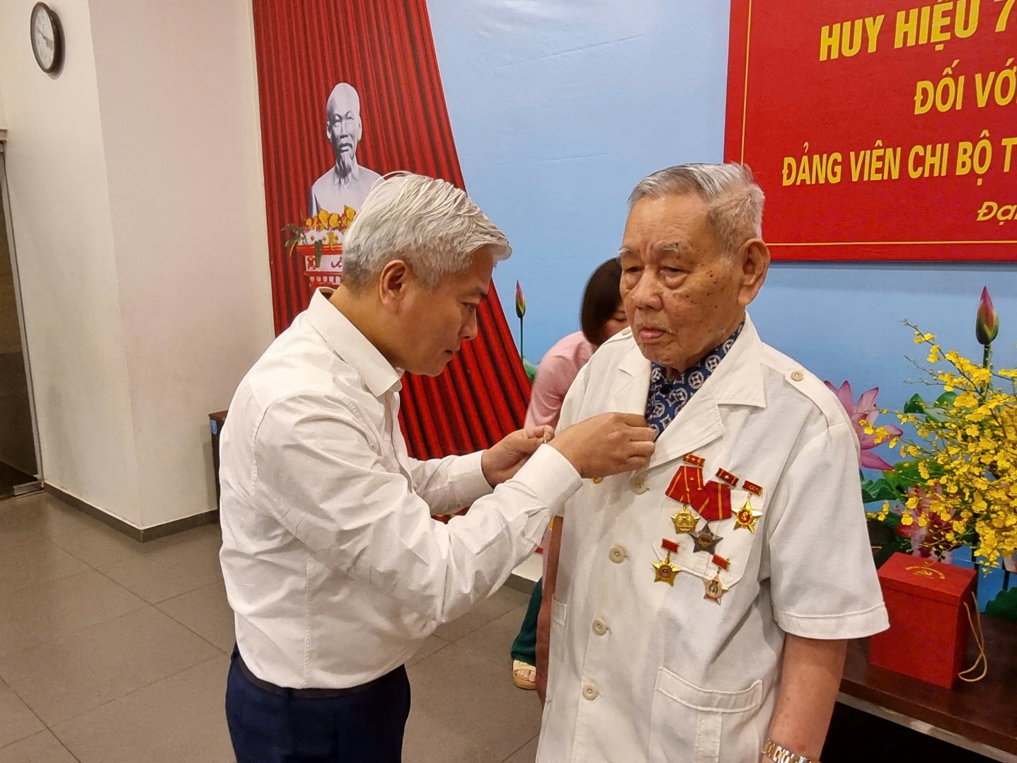 Đảng ủy phường Đại Mỗ trao tặng Huy hiệu 75 năm tuổi Đảng cho đồng chí Nguyễn Trường Sinh- Ảnh 4.