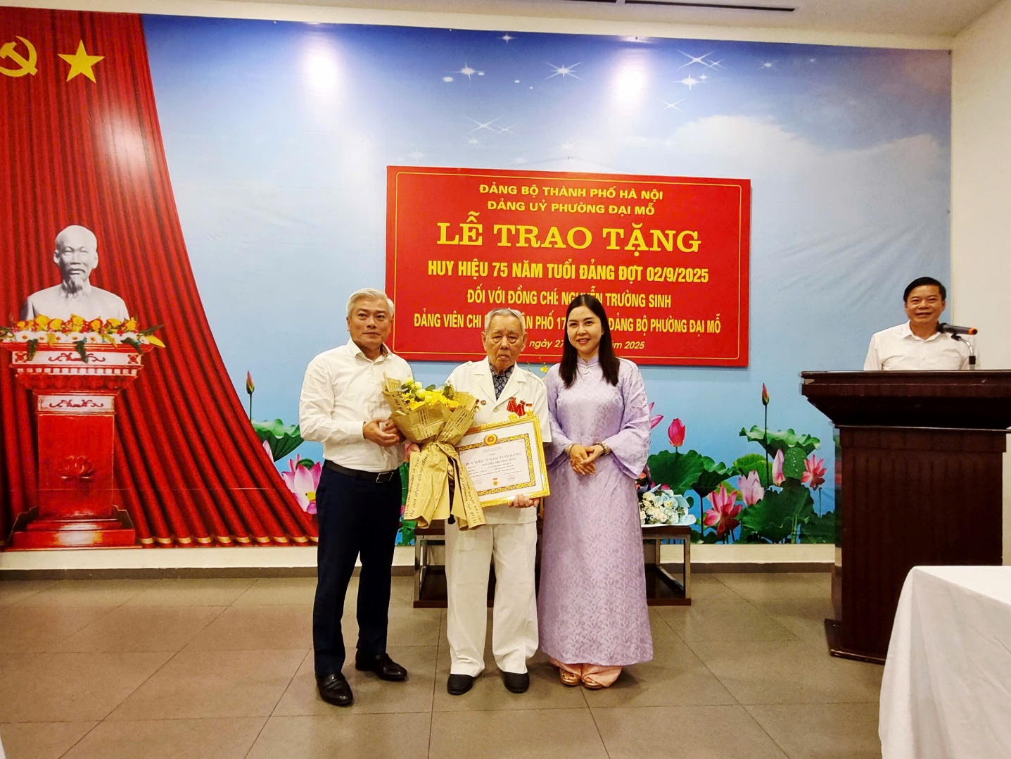 Đảng ủy phường Đại Mỗ trao tặng Huy hiệu 75 năm tuổi Đảng cho đồng chí Nguyễn Trường Sinh- Ảnh 5.