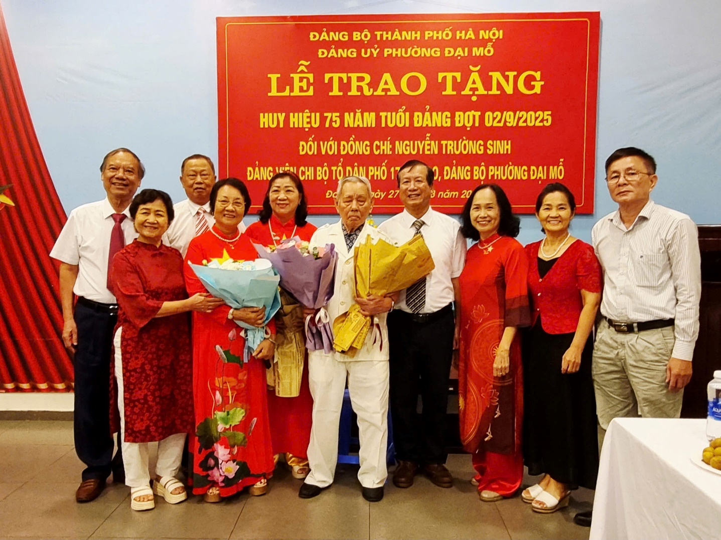 Đảng ủy phường Đại Mỗ trao tặng Huy hiệu 75 năm tuổi Đảng cho đồng chí Nguyễn Trường Sinh- Ảnh 6.