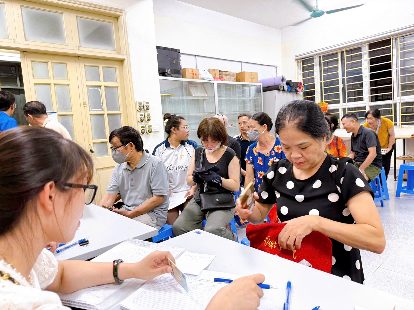 Người dân phường Thanh Liệt phấn khởi nhận quà của Chính Phủ nhân dịp Quốc khánh  2/9- Ảnh 2.