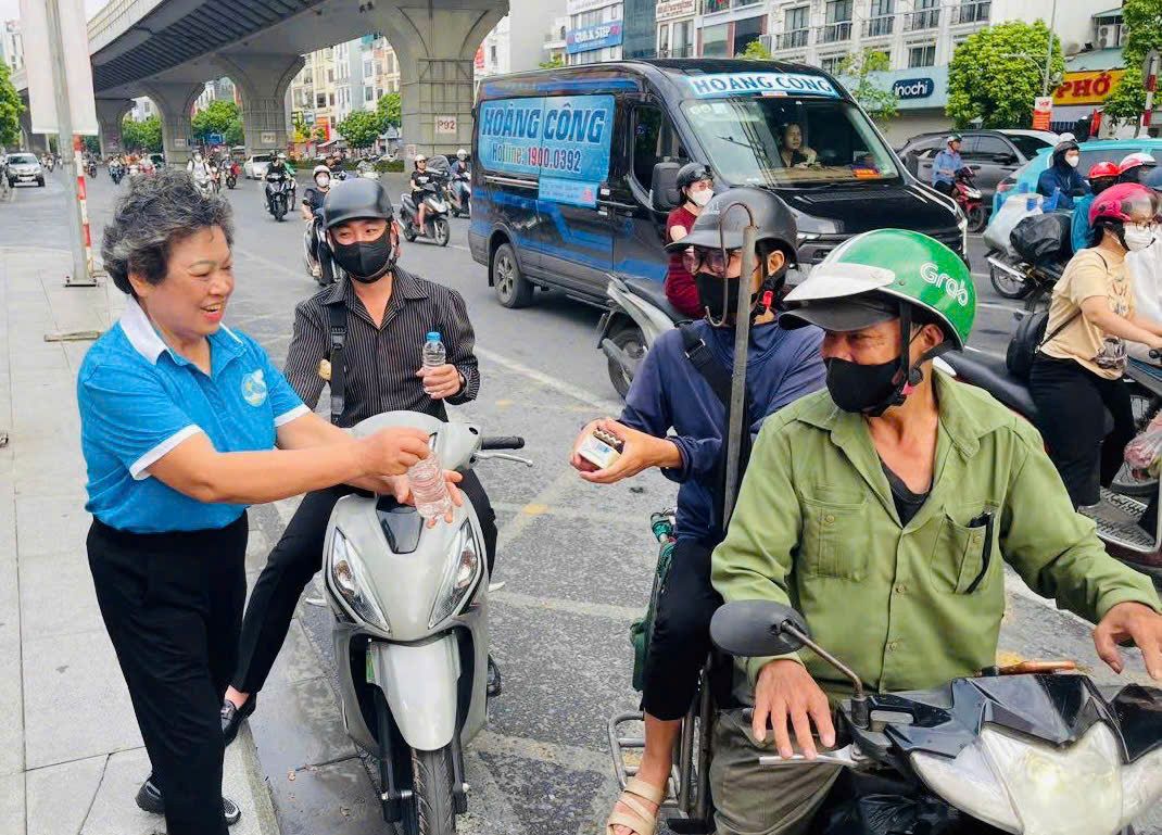 PHƯỜNG PHƯƠNG LIỆT TỔ CHỨC ĐIỂM PHÁT NHU YẾU PHẨM MIỄN PHÍ PHỤC VỤ NHÂN DÂN, DU KHÁCH THAM GIA CÁC HOẠT ĐỘNG KỶ NIỆM 80 NĂM CÁCH MẠNG THÁNG TÁM VÀ QUỐC KHÁNH 2/9- Ảnh 2.