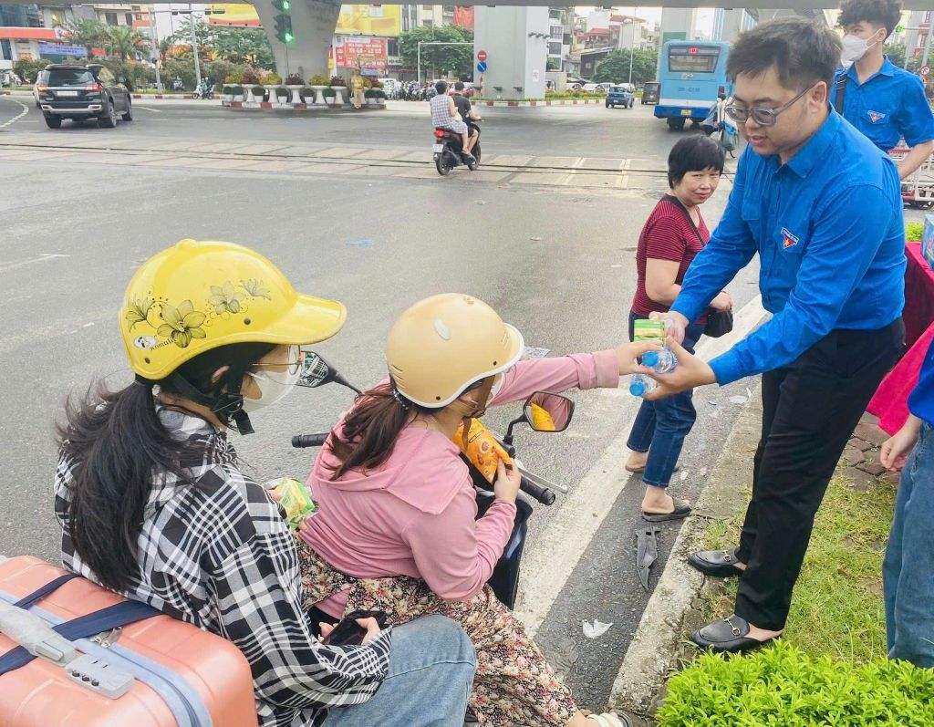 PHƯỜNG PHƯƠNG LIỆT TỔ CHỨC ĐIỂM PHÁT NHU YẾU PHẨM MIỄN PHÍ PHỤC VỤ NHÂN DÂN, DU KHÁCH THAM GIA CÁC HOẠT ĐỘNG KỶ NIỆM 80 NĂM CÁCH MẠNG THÁNG TÁM VÀ QUỐC KHÁNH 2/9- Ảnh 4.