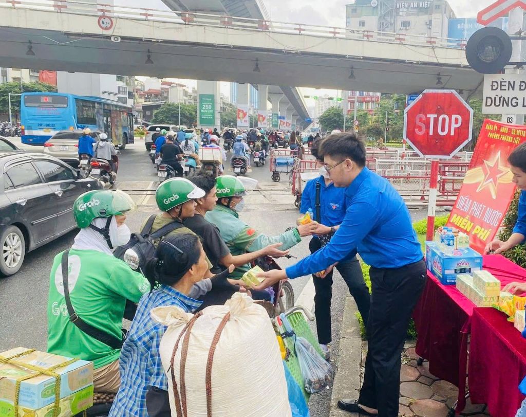 PHƯỜNG PHƯƠNG LIỆT TỔ CHỨC ĐIỂM PHÁT NHU YẾU PHẨM MIỄN PHÍ PHỤC VỤ NHÂN DÂN, DU KHÁCH THAM GIA CÁC HOẠT ĐỘNG KỶ NIỆM 80 NĂM CÁCH MẠNG THÁNG TÁM VÀ QUỐC KHÁNH 2/9- Ảnh 7.