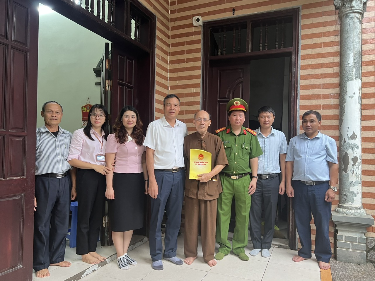 Các đồng chí lãnh đạo xã An Khánh thăm, tặng quà Mẹ Việt Nam anh hùng và người có công dịp Quốc khánh 2/9- Ảnh 2.