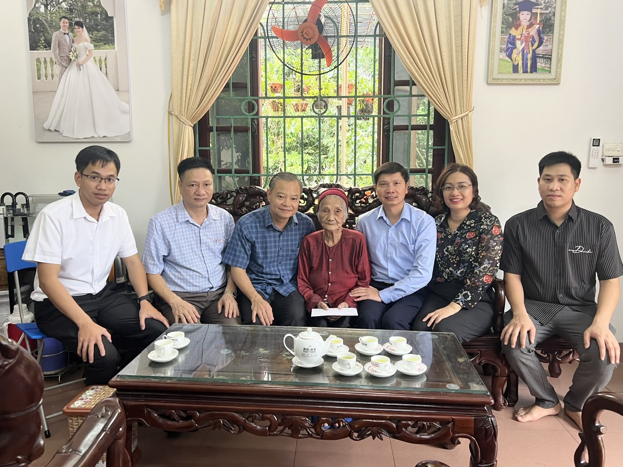 Các đồng chí lãnh đạo xã An Khánh thăm, tặng quà Mẹ Việt Nam anh hùng và người có công dịp Quốc khánh 2/9- Ảnh 4.