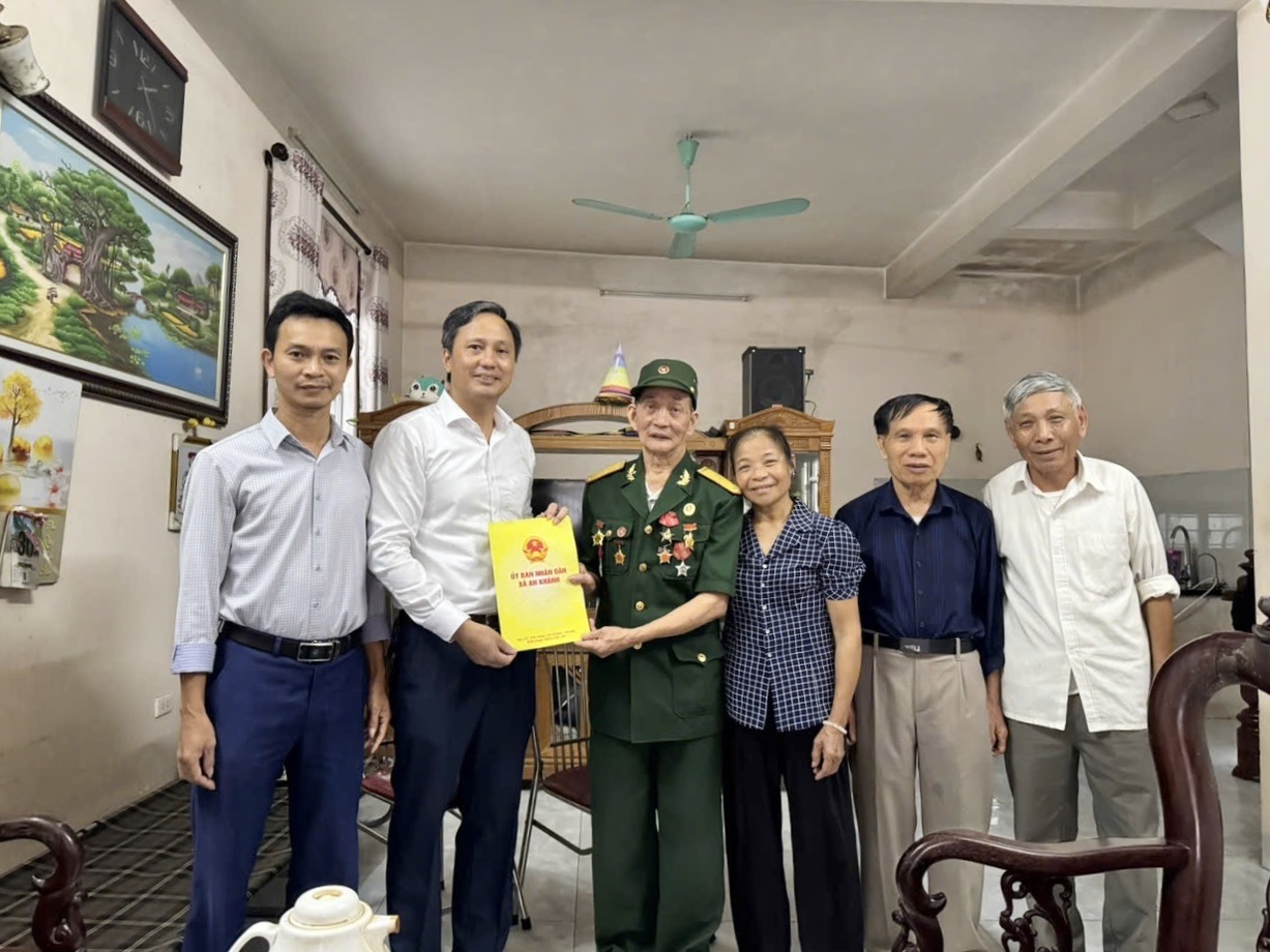 Tặng quà người có công tiêu biểu dịp Quốc khánh 2/9- Ảnh 2.