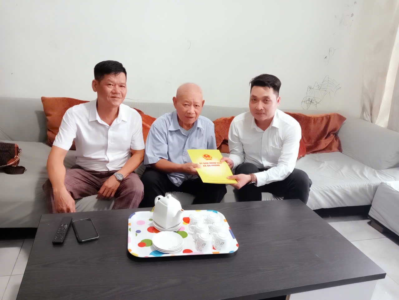 Tặng quà người có công tiêu biểu dịp Quốc khánh 2/9- Ảnh 3.