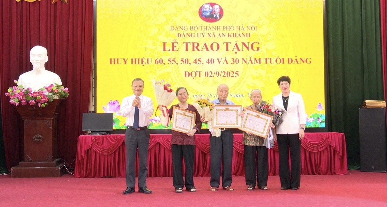 Đảng ủy xã An Khánh tổ chức Lễ trao tặng Huy hiệu Đảng đợt 2-9- Ảnh 3.