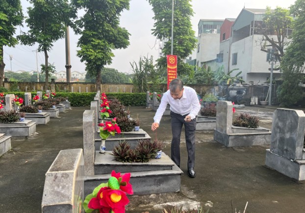 Các đồng chí lãnh đạo xã An Khánh viếng Nghĩa trang liệt sĩ nhân dịp kỷ niệm 80 năm Quốc khánh 2/9- Ảnh 4.