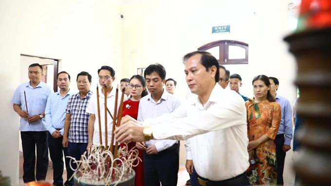 Lãnh đạo xã Sơn Đồng dâng hương tại Di tích lưu niệm Bác Hồ- Ảnh 2.