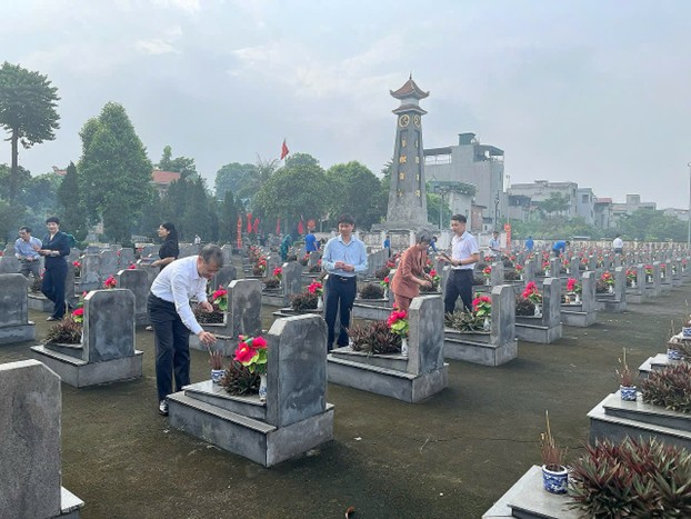 Các đồng chí lãnh đạo xã An Khánh viếng Nghĩa trang liệt sĩ nhân dịp kỷ niệm 80 năm Quốc khánh 2/9- Ảnh 5.