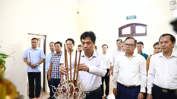 Lãnh đạo xã Sơn Đồng dâng hương tại Di tích lưu niệm Bác Hồ- Ảnh 3.